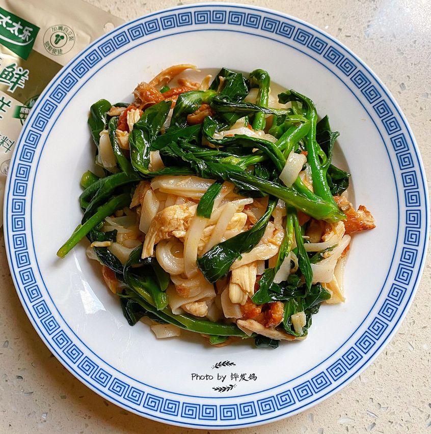 #夏日鲜味轻享健康#芥兰鸡肉炒粿条怎么做？