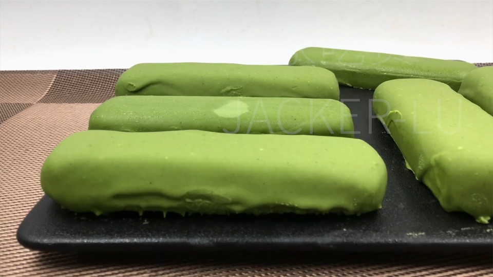 抹茶巧克力脆皮奶酪棒，清凉解暑，让疲惫与烦恼瞬间消散。