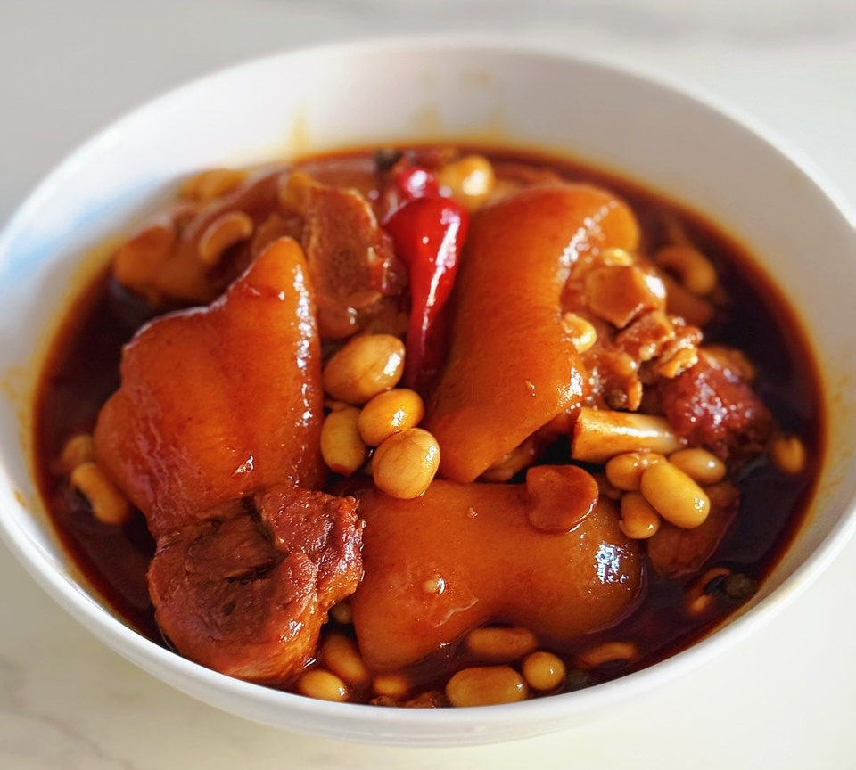 汤汁拌饭吃三碗｜黄豆炖烧猪脚