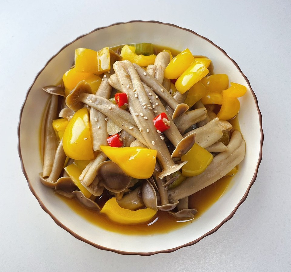 蘑菇炒辣椒 热量低营养健康