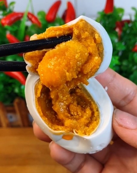 自己腌制的咸鸭蛋没有油？大厨：记住这一步保你个个留油