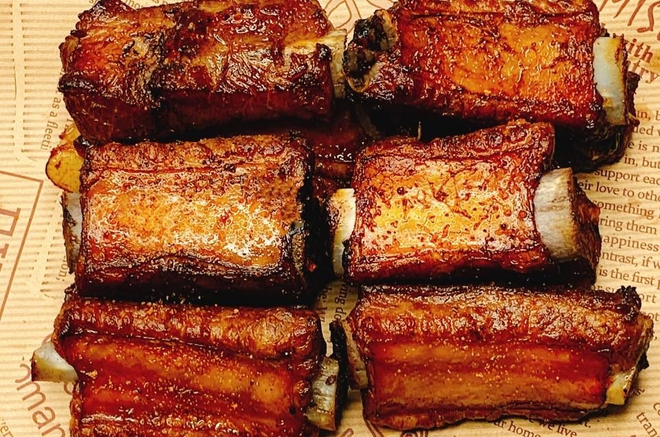 外焦里嫩！好吃到舔手指的蒜香烤排骨