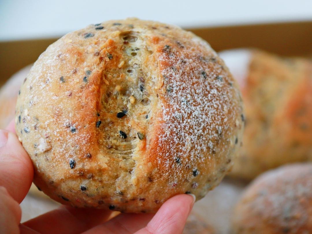 手揉｜浸泡谷物全麦餐包——低卡烘焙怎么做？