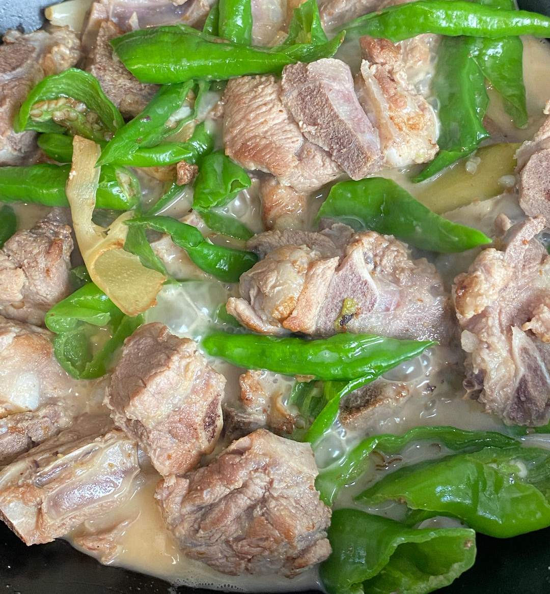 只用加盐的青椒汤排骨 鲜辣清爽超适合夏天！