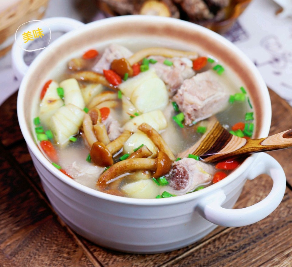 滑子菇小排汤的做法