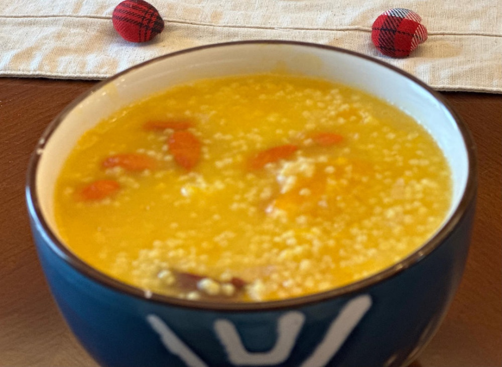 补血健脾养胃的南瓜山药红枣枸杞小米粥