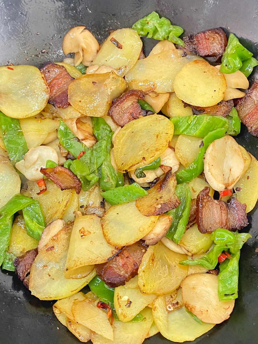 百吃不厌的腊肉炒土豆片！荤素主食一锅出~