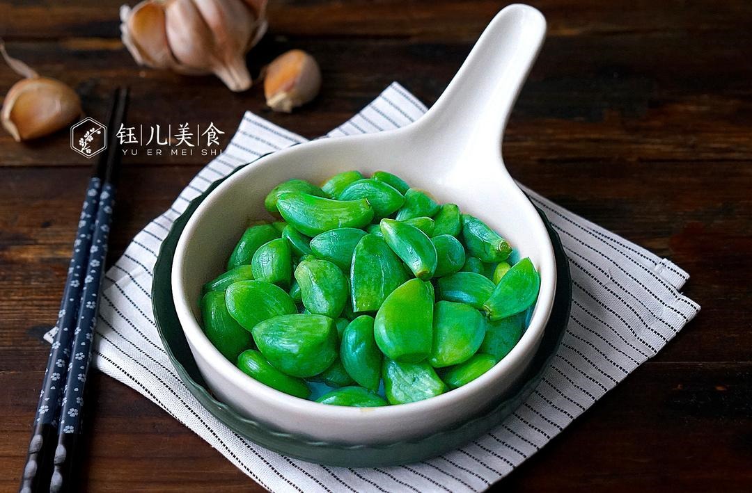 一分钟学会腊八蒜的正宗做法，变绿快速又美味