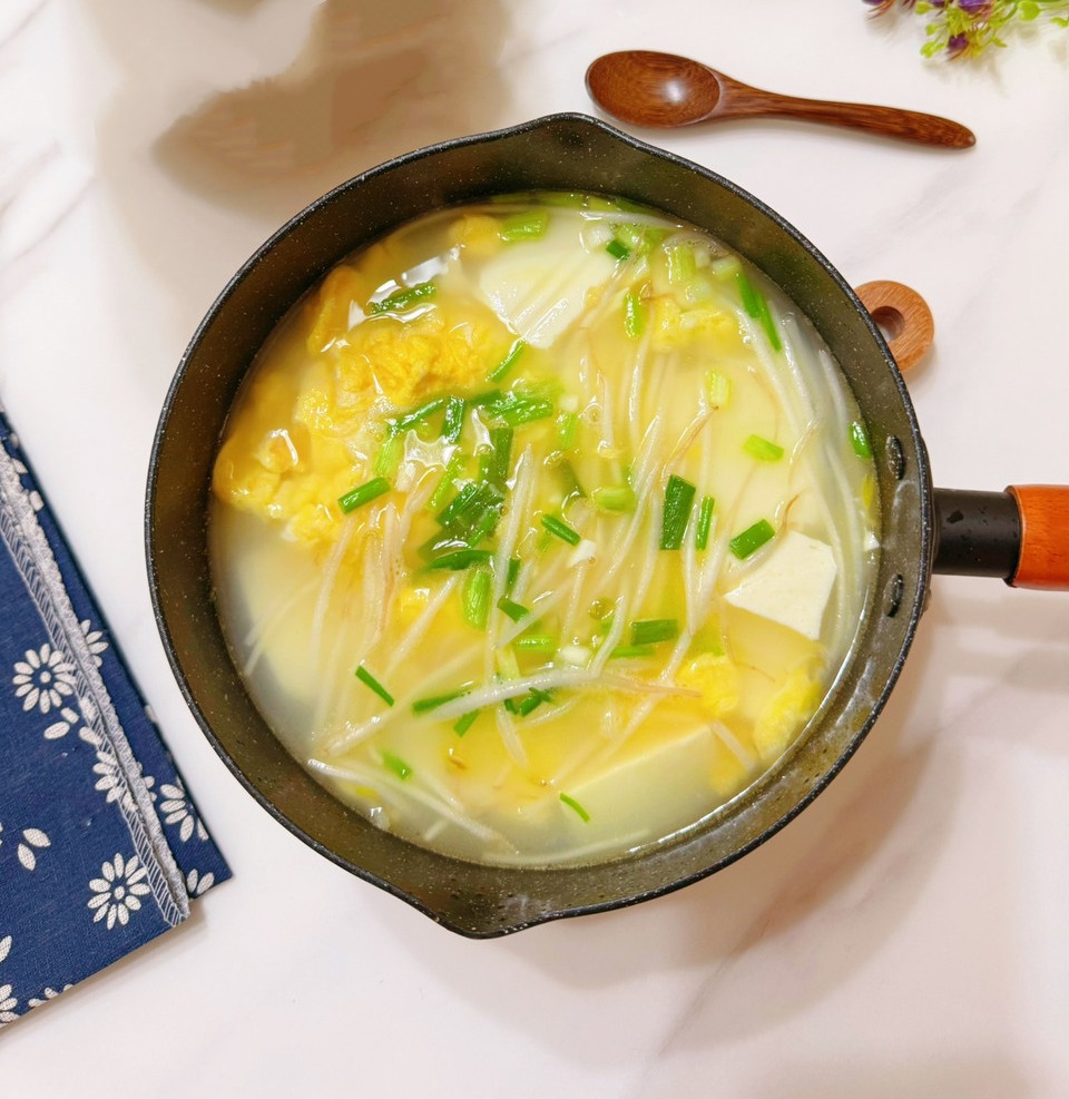 减脂餐～豆芽煎蛋豆腐汤