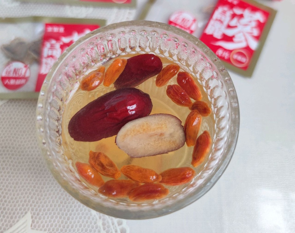 高丽参红枣枸杞茶的做法
