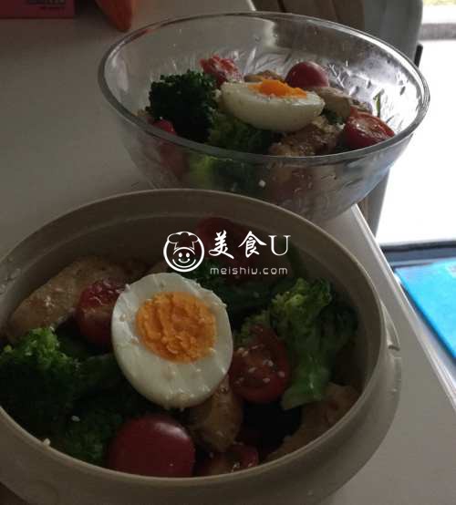 鸡蛋 西兰花 圣女果 梨 鸡胸肉搭配的健身餐