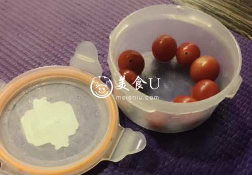鸡蛋 西兰花 圣女果 梨 鸡胸肉搭配的健身餐