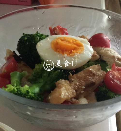 鸡蛋 西兰花 圣女果 梨 鸡胸肉搭配的健身餐