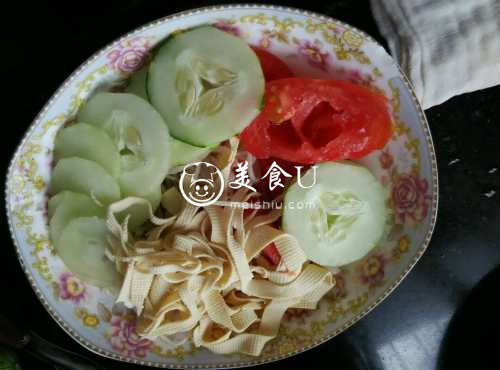 金针菇、黄瓜、西红柿、鸡蛋健身餐