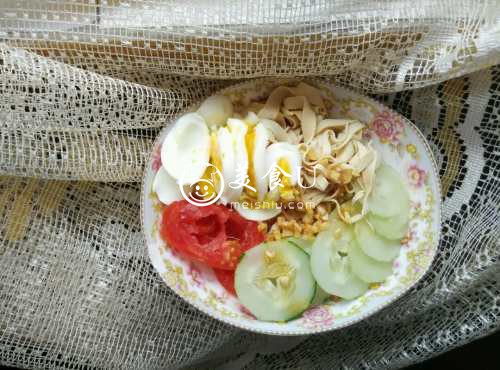 金针菇、黄瓜、西红柿、鸡蛋健身餐