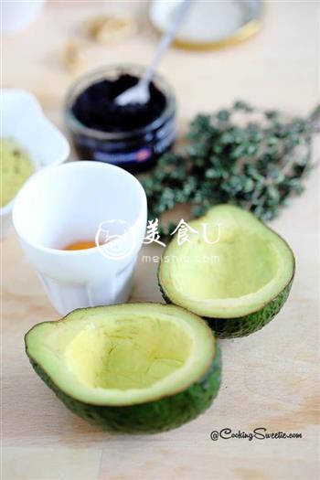 鱼子酱牛油果煎鸡蛋