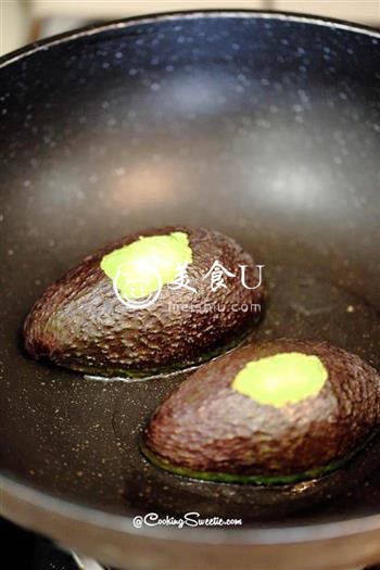 鱼子酱牛油果煎鸡蛋