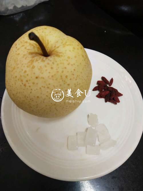 秋冬季必备止咳化痰润肺的冰糖枸杞炖雪梨糖水