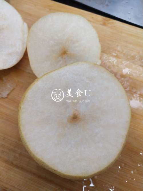 秋冬季必备止咳化痰润肺的冰糖枸杞炖雪梨糖水