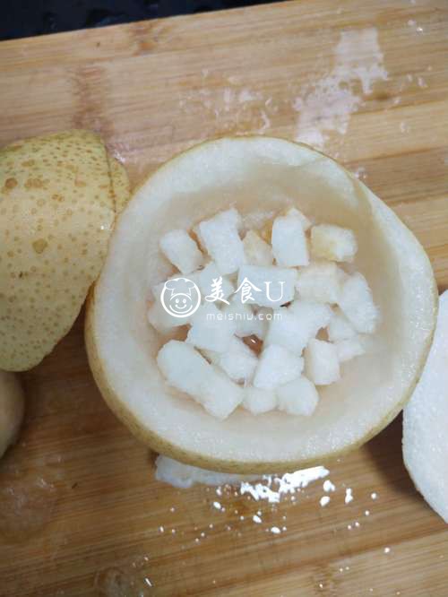 秋冬季必备止咳化痰润肺的冰糖枸杞炖雪梨糖水