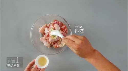 酱香浓郁的开胃鲁菜，三步学会秘制酱焖鸡