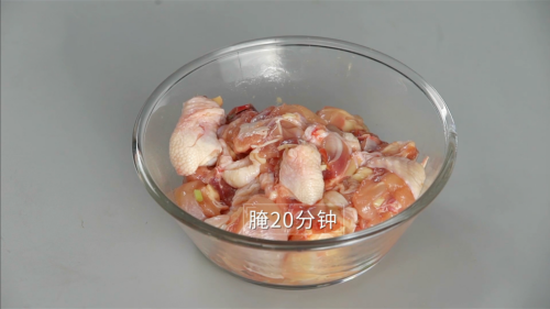 酱香浓郁的开胃鲁菜，三步学会秘制酱焖鸡