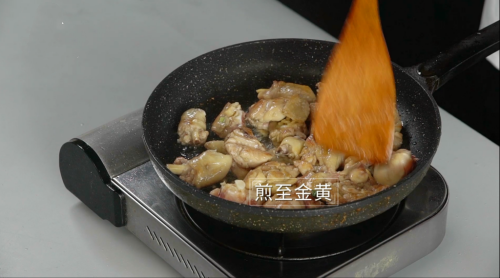 酱香浓郁的开胃鲁菜，三步学会秘制酱焖鸡