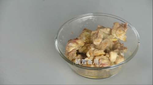 酱香浓郁的开胃鲁菜，三步学会秘制酱焖鸡