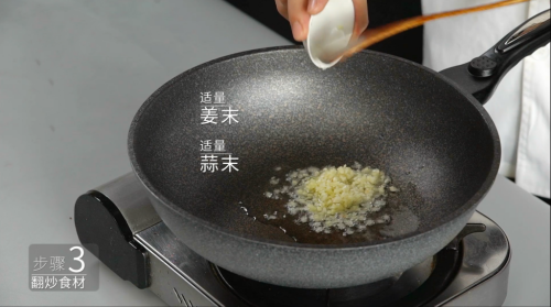 酱香浓郁的开胃鲁菜，三步学会秘制酱焖鸡