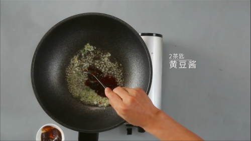 酱香浓郁的开胃鲁菜，三步学会秘制酱焖鸡