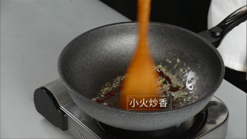 酱香浓郁的开胃鲁菜，三步学会秘制酱焖鸡
