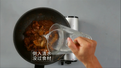 酱香浓郁的开胃鲁菜，三步学会秘制酱焖鸡