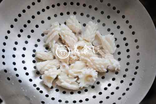 鱿鱼卷爆炒洋葱青辣椒 色香味俱全的快手家常菜