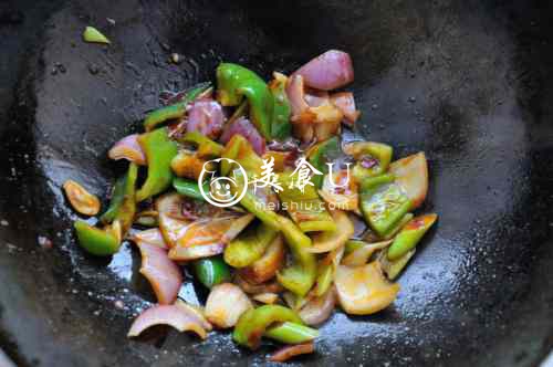 鱿鱼卷爆炒洋葱青辣椒 色香味俱全的快手家常菜