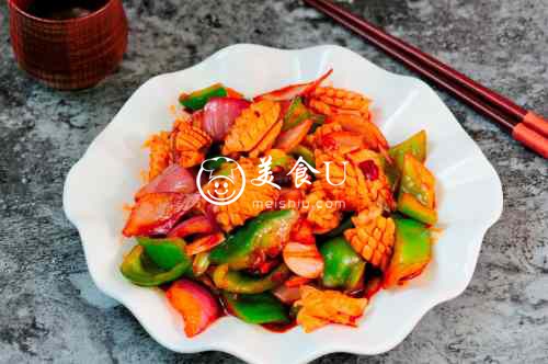 鱿鱼卷爆炒洋葱青辣椒 色香味俱全的快手家常菜