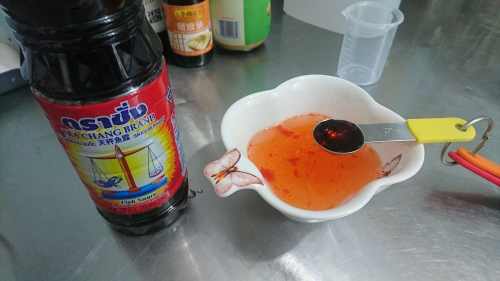 泰国菜：椰香烤鸡腿肉「佐」烤肉蘸汁～附甜醋汁做法