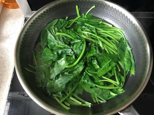 秋季养生菠菜鸡蛋素饺子