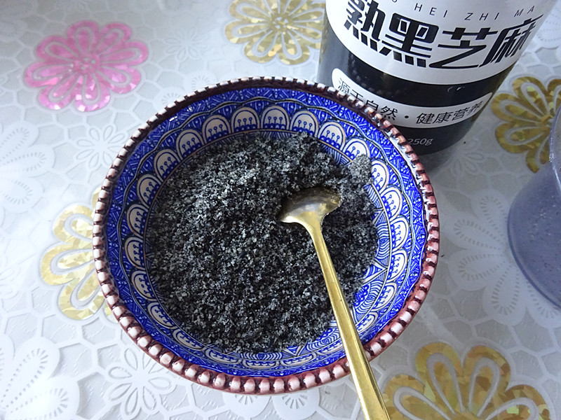 做起来比蒸馒头还简单，好吃的黑芝麻汤圆