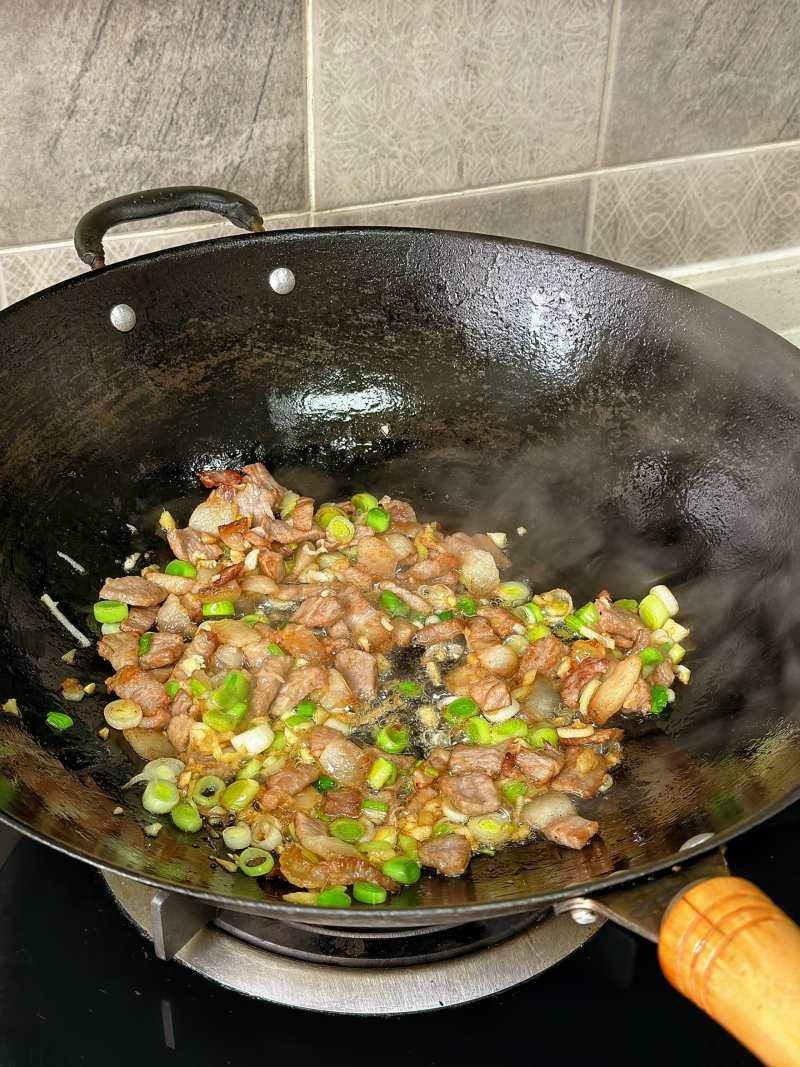 五花肉炒榨广椒
