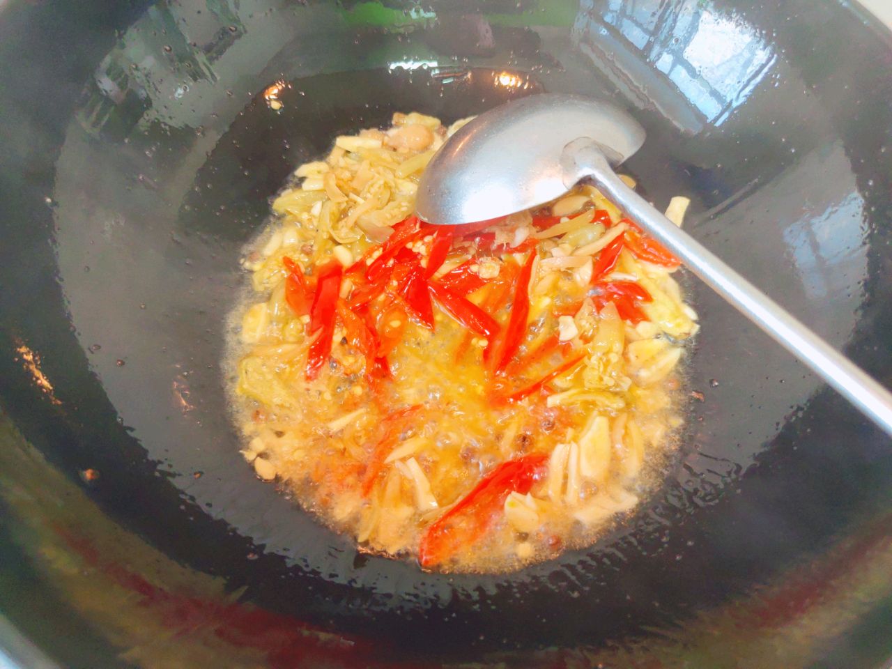老坛酸菜肉丝面
