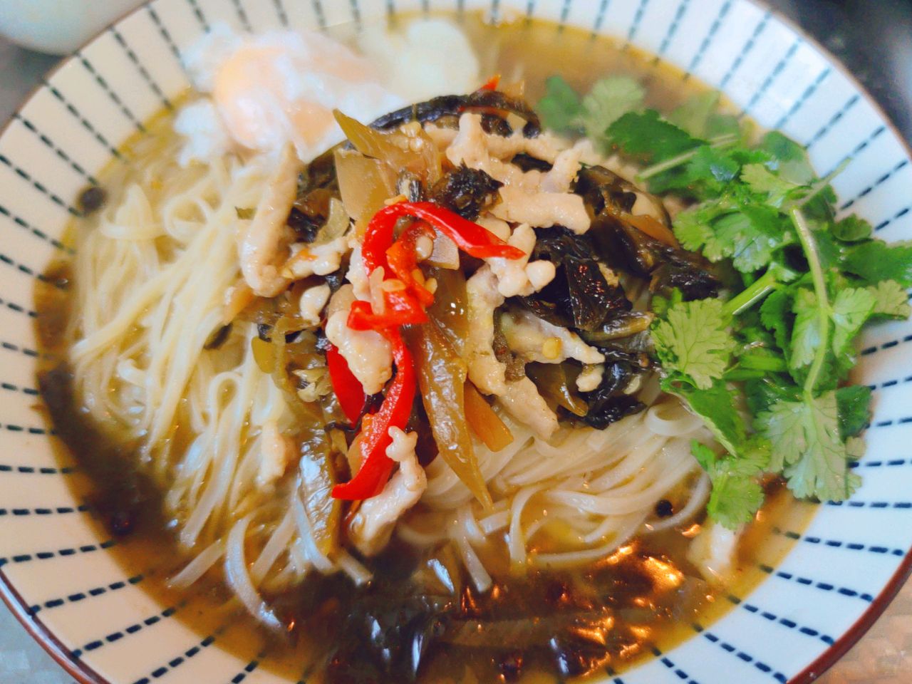 老坛酸菜肉丝面