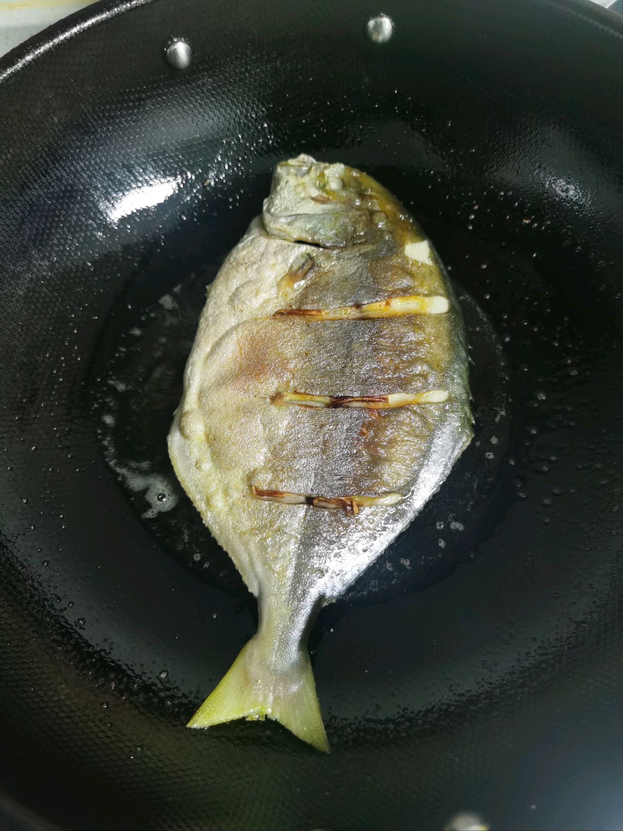 香煎金鲳鱼
