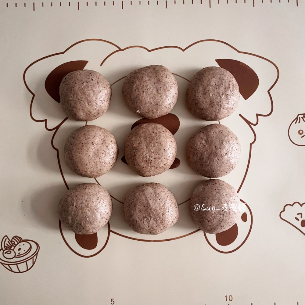 黑全麦蛋白小面包