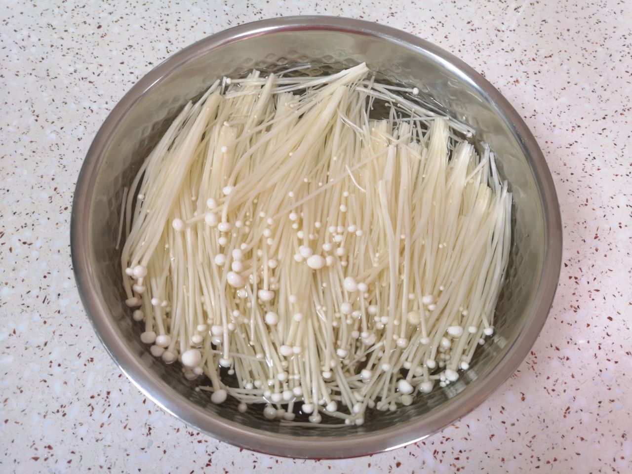 捞汁金针菇