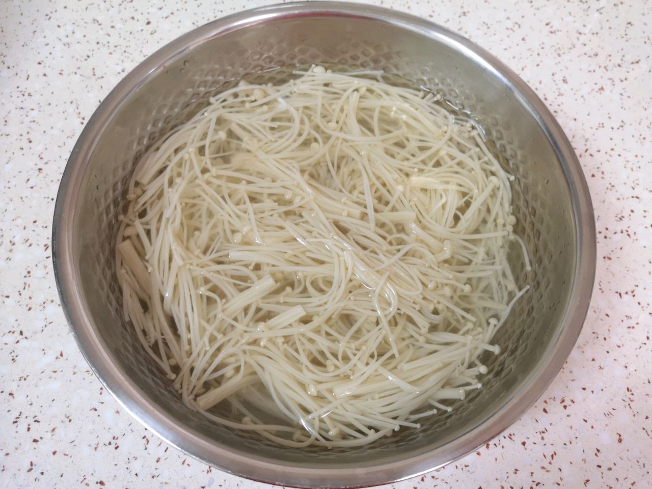 捞汁金针菇