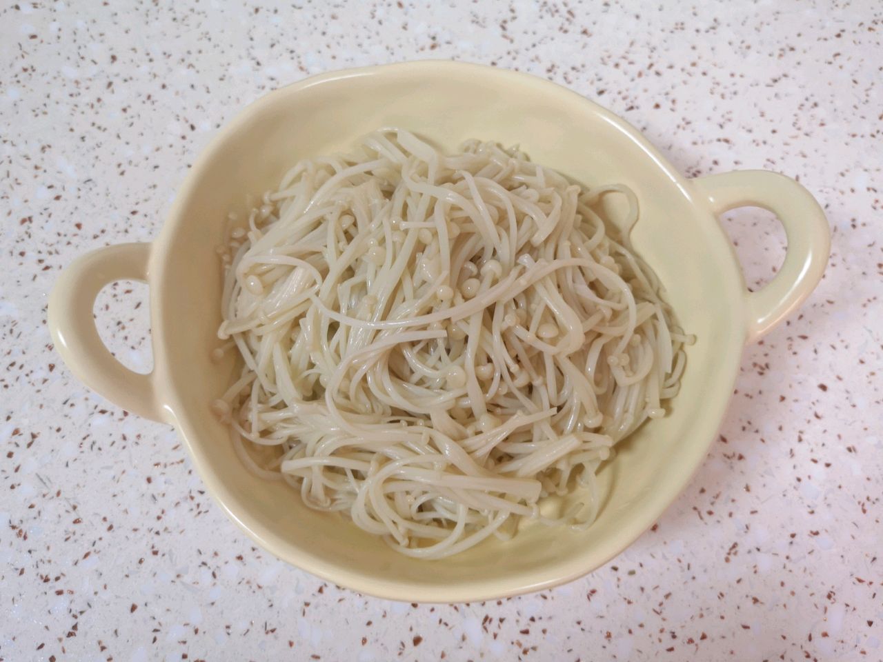 捞汁金针菇