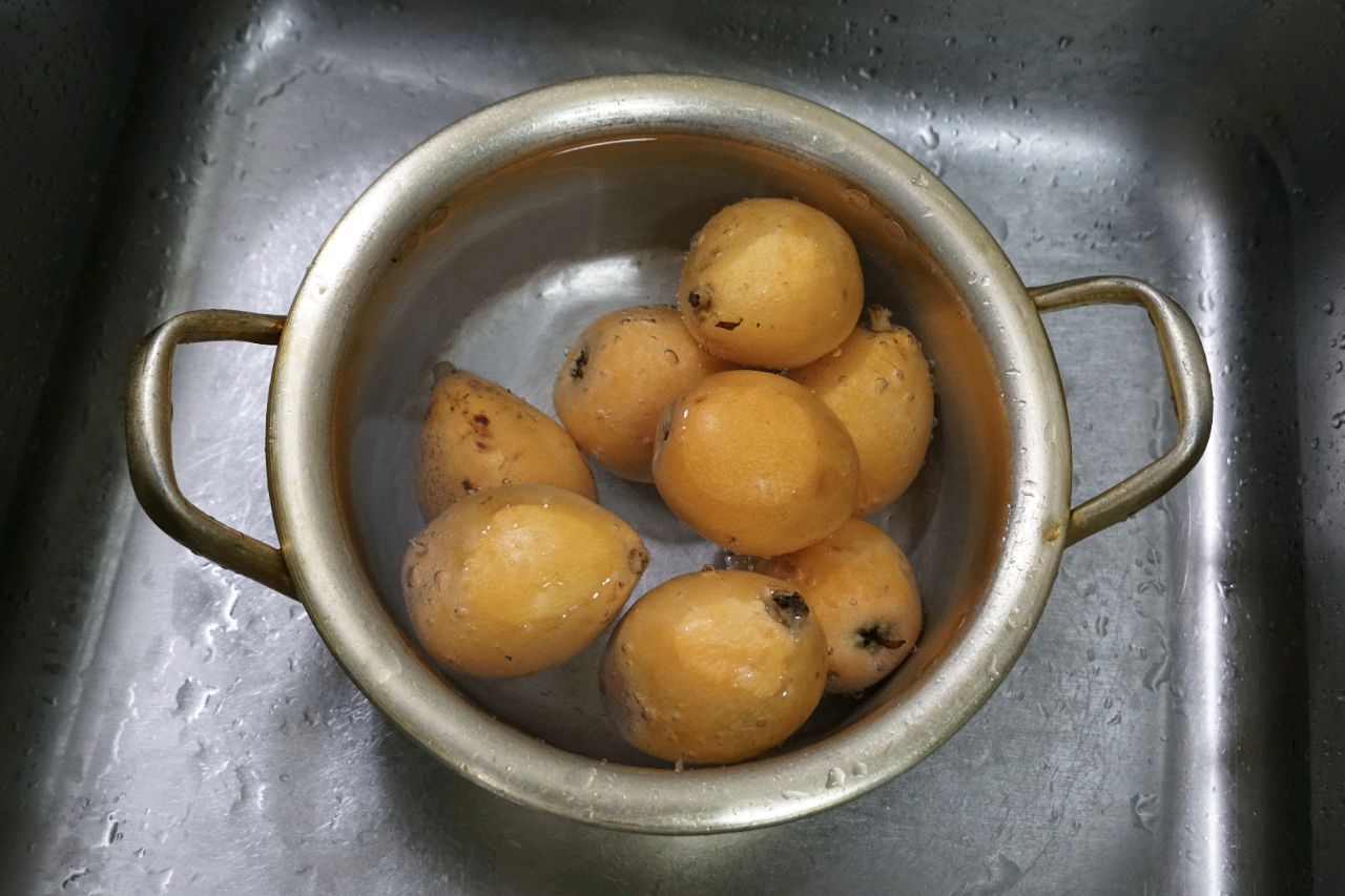 自制润肺养颜的枇杷膏