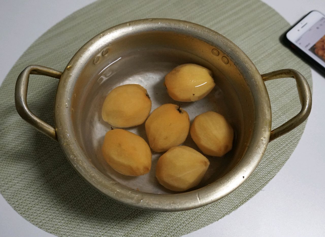 自制润肺养颜的枇杷膏