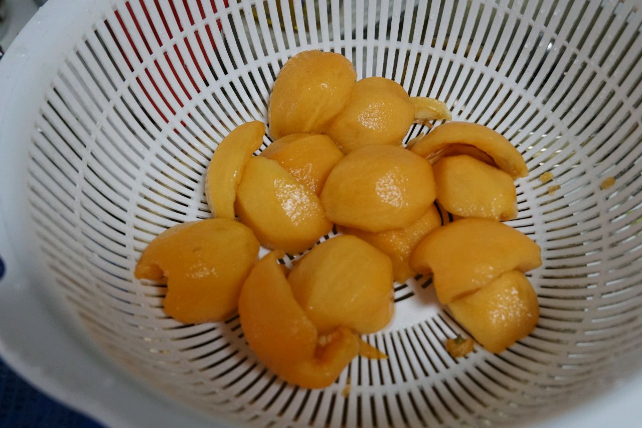 自制润肺养颜的枇杷膏