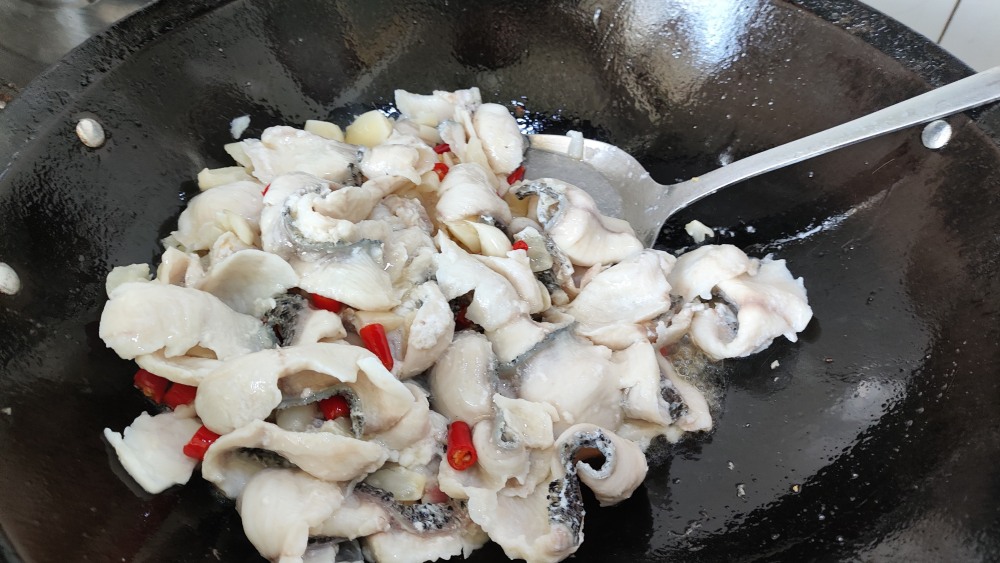 小米辣爆蒜香鱼片